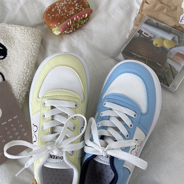 Γυναικεία αθλητικά παπούτσια με απλικέ και ψηλή σόλα