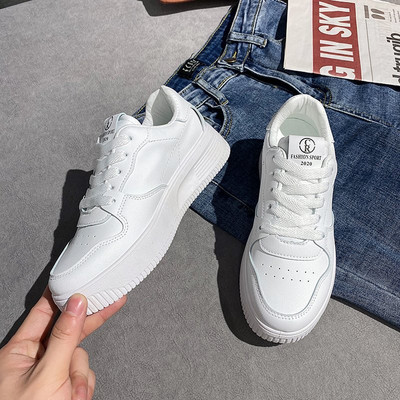 Γυναικεία αθλητικά παπούτσια με επίπεδη σόλα σε λευκό χρώμα