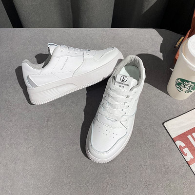 Γυναικεία αθλητικά παπούτσια με επίπεδη σόλα σε λευκό χρώμα