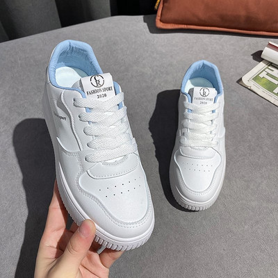 Γυναικεία αθλητικά παπούτσια με επίπεδη σόλα σε λευκό χρώμα