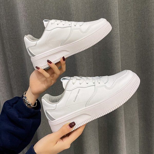 Γυναικεία αθλητικά παπούτσια με επίπεδη σόλα σε λευκό χρώμα