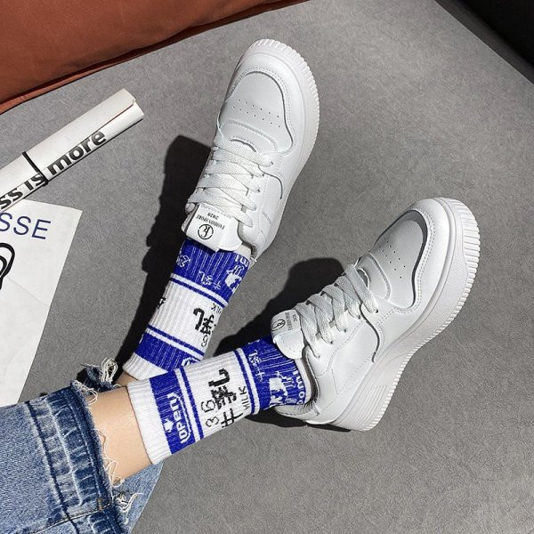 Γυναικεία αθλητικά παπούτσια με επίπεδη σόλα σε λευκό χρώμα