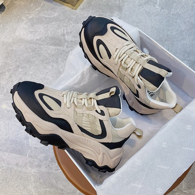 Γυναικεία αθλητικά παπούτσια με κορδόνια και γυαλιστερό εφέ