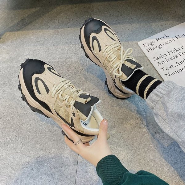 Γυναικεία αθλητικά παπούτσια με κορδόνια και γυαλιστερό εφέ