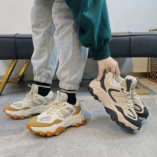 Γυναικεία αθλητικά παπούτσια με κορδόνια και γυαλιστερό εφέ