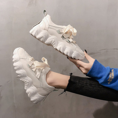 Γυναικεία αθλητικά παπούτσια με ψηλή σόλα και κορδέλα