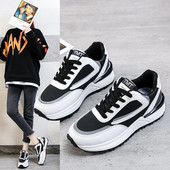 Μοντέρνα γυναικεία αθλητικά παπούτσια με κορδόνια σε λευκό και μαύρο χρώμα