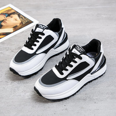 Μοντέρνα γυναικεία αθλητικά παπούτσια με κορδόνια σε λευκό και μαύρο χρώμα