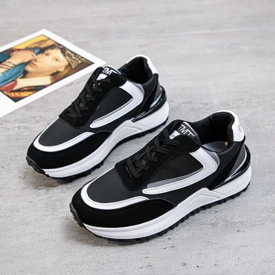 Μοντέρνα γυναικεία αθλητικά παπούτσια με κορδόνια σε λευκό και μαύρο χρώμα