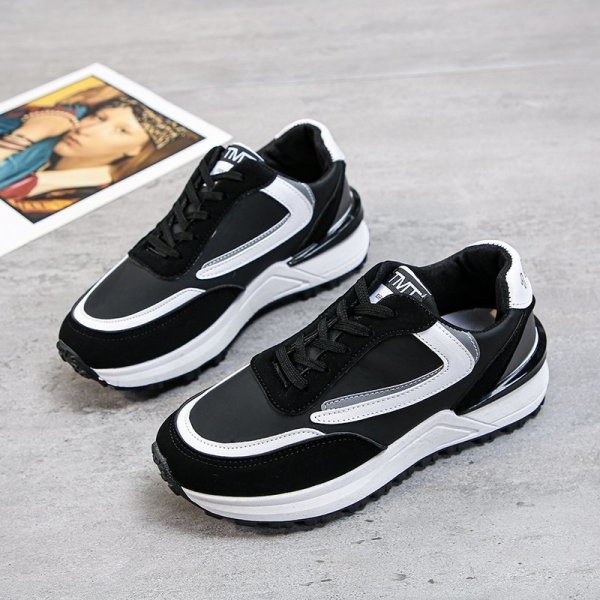 Μοντέρνα γυναικεία αθλητικά παπούτσια με κορδόνια σε λευκό και μαύρο χρώμα