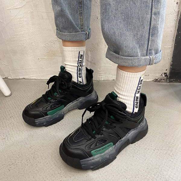 Γυναικεία αθλητικά παπούτσια με κορδόνια