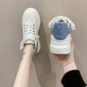 Naiste lipsude ja kividega tossud