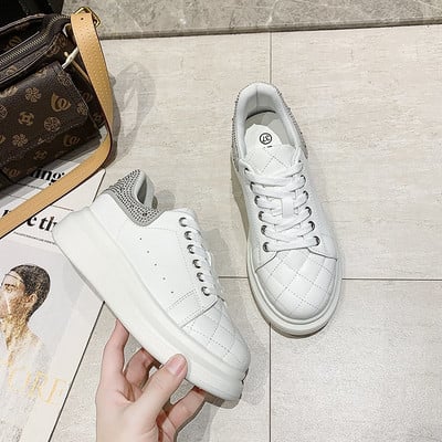 Naiste lipsude ja kividega tossud