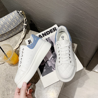 Naiste lipsude ja kividega tossud