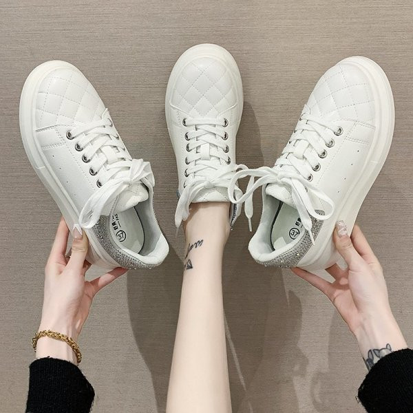 Naiste lipsude ja kividega tossud