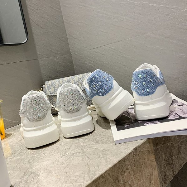 Naiste lipsude ja kividega tossud