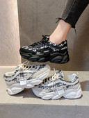 Κομψά γυναικεία αθλητικά παπούτσια σε λευκό και μαύρο χρώμα με ψηλή σόλα