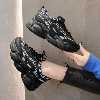 Κομψά γυναικεία αθλητικά παπούτσια σε λευκό και μαύρο χρώμα με ψηλή σόλα