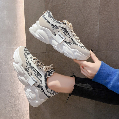 Κομψά γυναικεία αθλητικά παπούτσια σε λευκό και μαύρο χρώμα με ψηλή σόλα