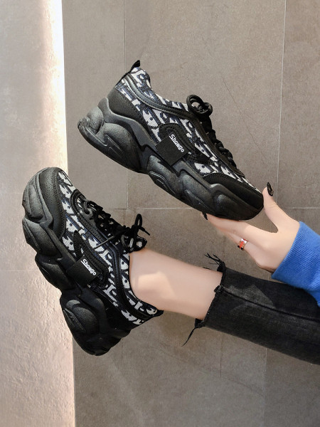 Κομψά γυναικεία αθλητικά παπούτσια σε λευκό και μαύρο χρώμα με ψηλή σόλα