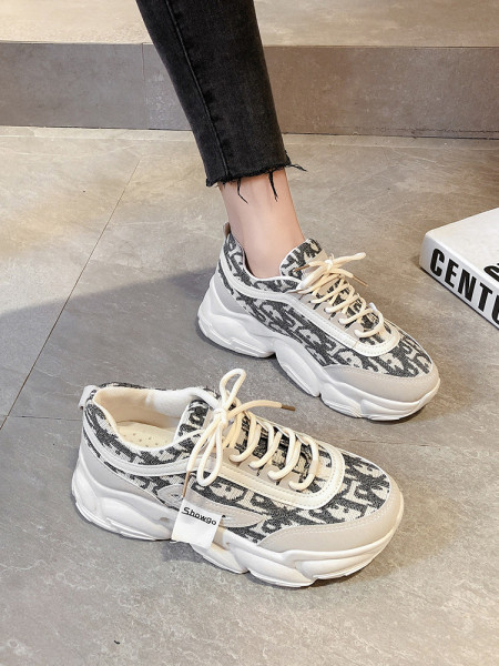 Κομψά γυναικεία αθλητικά παπούτσια σε λευκό και μαύρο χρώμα με ψηλή σόλα