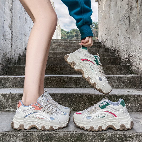 Γυναικεία αθλητικά παπούτσια με τραχιά σόλα και πλέγμα