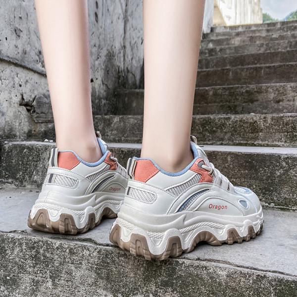 Γυναικεία αθλητικά παπούτσια με τραχιά σόλα και πλέγμα