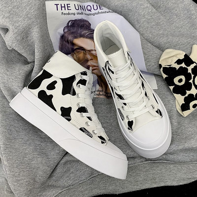 Γυναικεία αθλητικά παπούτσια σε κορδόνια με τύπωμα και επίπεδη σόλα