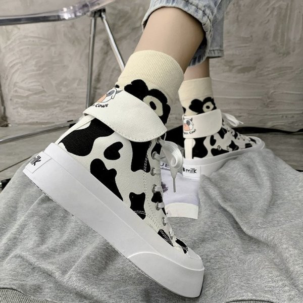 Γυναικεία αθλητικά παπούτσια σε κορδόνια με τύπωμα και επίπεδη σόλα