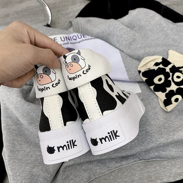 Γυναικεία αθλητικά παπούτσια σε κορδόνια με τύπωμα και επίπεδη σόλα