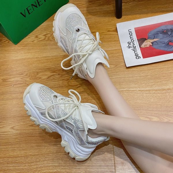 Naiste vabaaja tossud lipsude ja kividega