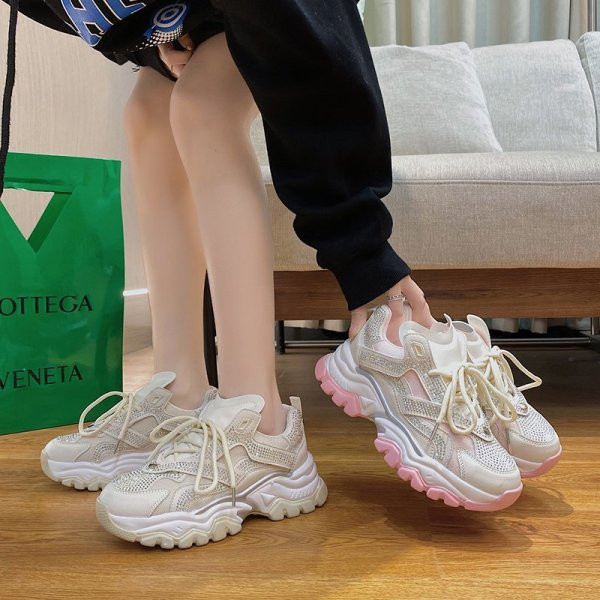 Naiste vabaaja tossud lipsude ja kividega