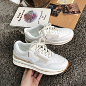 Σύγχρονα αθλητικά παπούτσια σε λευκό χρώμα με πλατφόρμα