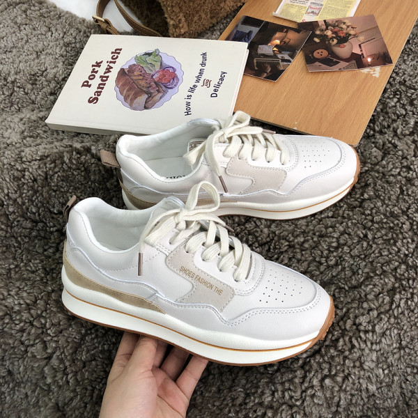 Σύγχρονα αθλητικά παπούτσια σε λευκό χρώμα με πλατφόρμα