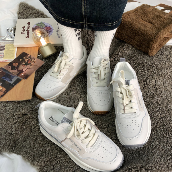 Σύγχρονα αθλητικά παπούτσια σε λευκό χρώμα με πλατφόρμα