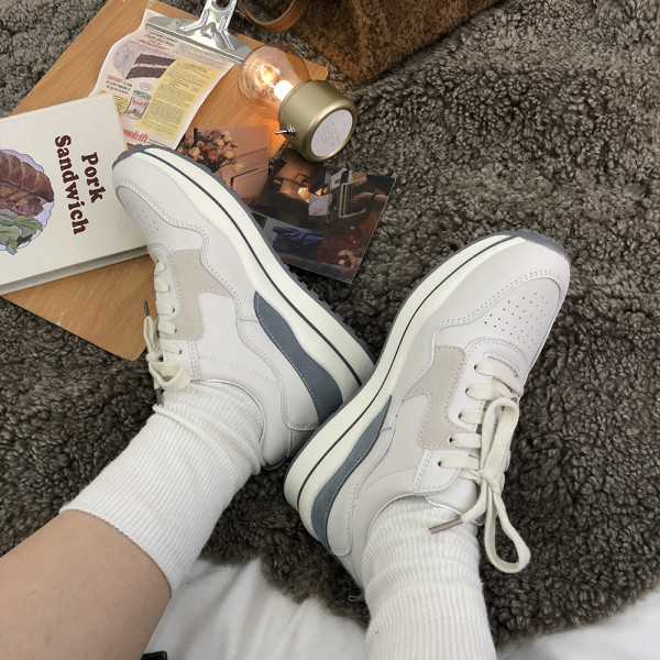 Σύγχρονα αθλητικά παπούτσια σε λευκό χρώμα με πλατφόρμα