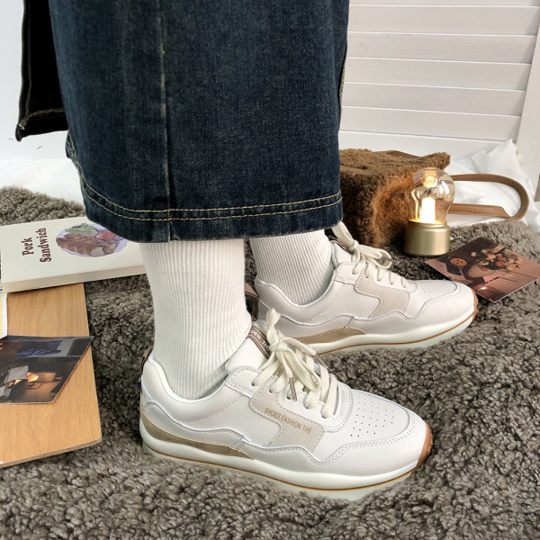 Σύγχρονα αθλητικά παπούτσια σε λευκό χρώμα με πλατφόρμα