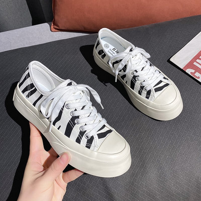 Γυναικεία αθλητικά παπούτσια με επίπεδη σόλα - δύο μοντέλα