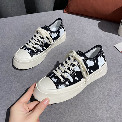 Γυναικεία αθλητικά παπούτσια με επίπεδη σόλα - δύο μοντέλα