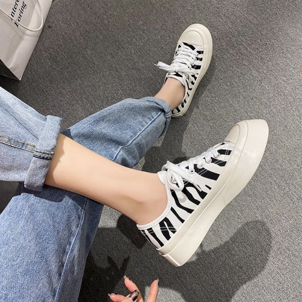 Γυναικεία αθλητικά παπούτσια με επίπεδη σόλα - δύο μοντέλα