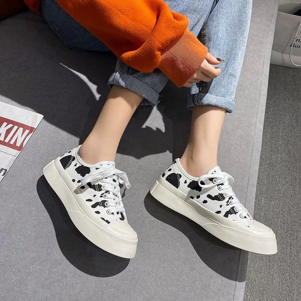 Γυναικεία αθλητικά παπούτσια με επίπεδη σόλα - δύο μοντέλα