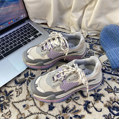 Μοντέρνα αθλητικά παπούτσια με τραχιά πλατφόρμα