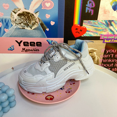 Μοντέρνα αθλητικά παπούτσια με τραχιά πλατφόρμα