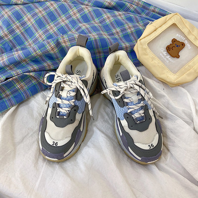 Μοντέρνα αθλητικά παπούτσια με τραχιά πλατφόρμα