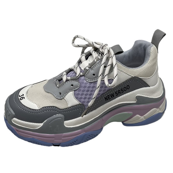 Μοντέρνα αθλητικά παπούτσια με τραχιά πλατφόρμα