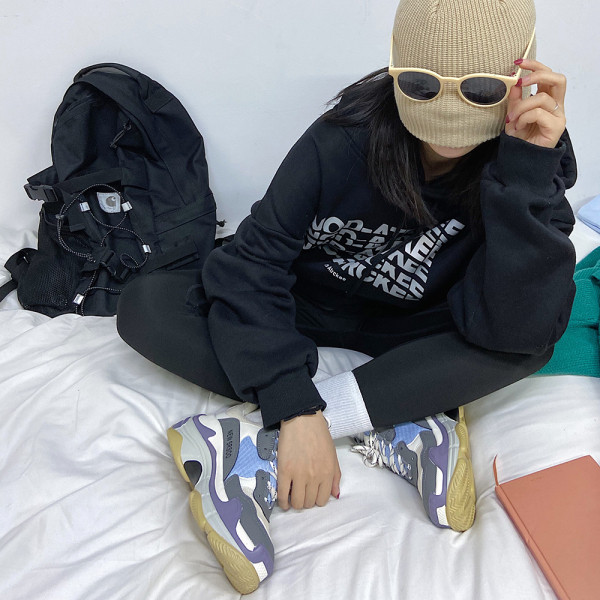 Μοντέρνα αθλητικά παπούτσια με τραχιά πλατφόρμα