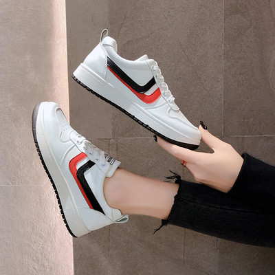 Γυναικεία αθλητικά παπούτσια με επίπεδη σόλα και κορδόνια