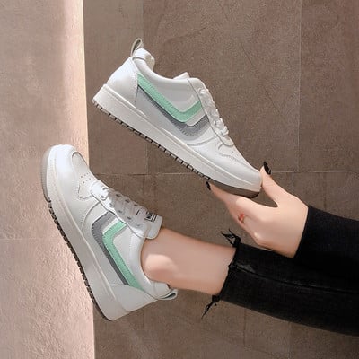 Γυναικεία αθλητικά παπούτσια με επίπεδη σόλα και κορδόνια