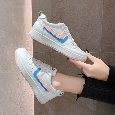 Γυναικεία αθλητικά παπούτσια με επίπεδη σόλα και κορδόνια