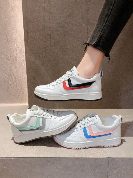 Γυναικεία αθλητικά παπούτσια με επίπεδη σόλα και κορδόνια